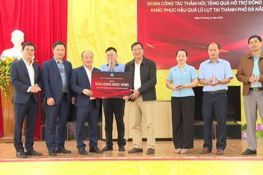 Bộ Dân tộc và Tôn giáo tặng quà đồng bào dân tộc thiểu số xã Trà Tân