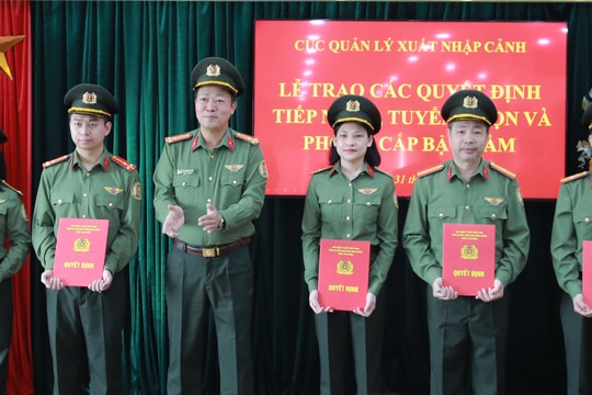 Trao quyết định phong cấp bậc hàm cho 61 viên chức, nhân viên an ninh hàng không