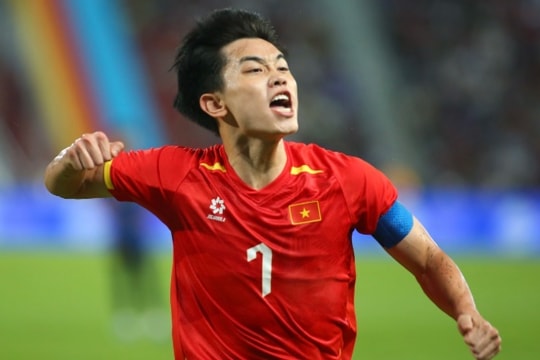 Nguyễn Đình Bắc và HLV Kim Sang Sik rực sáng tại giải tiêu biểu 2025