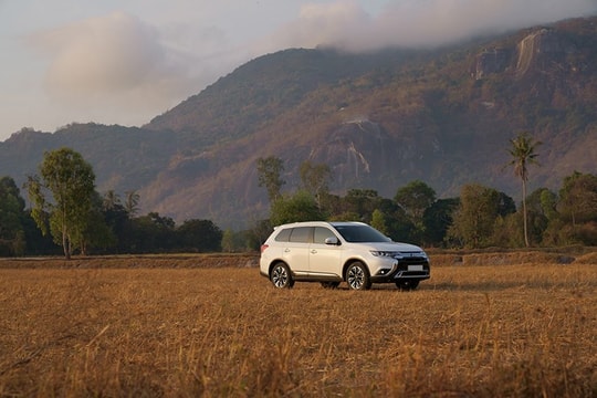 Mitsubishi Outlander 2025: Giá lăn bánh và thông số chi tiết