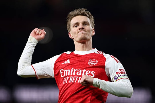 Odegaard rực sáng, Arsenal đè bẹp Aston Villa để giữ ngôi đầu
