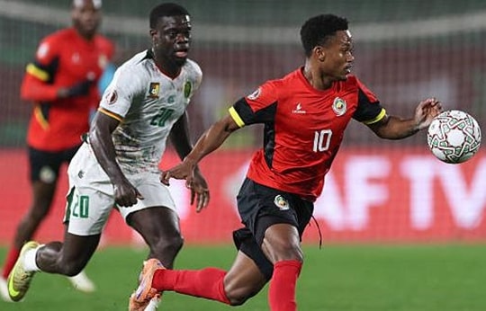 Siêu phẩm của Kofane giúp Cameroon ngược dòng hạ Mozambique để đi tiếp tại AFCON