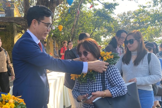 Hoi An welcomes first international tour group of New Year 2026 from the Philippines
