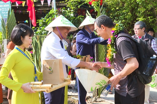 Đón đoàn khách quốc tế xông đất rừng dừa Bảy Mẫu, làng rau Trà Quế