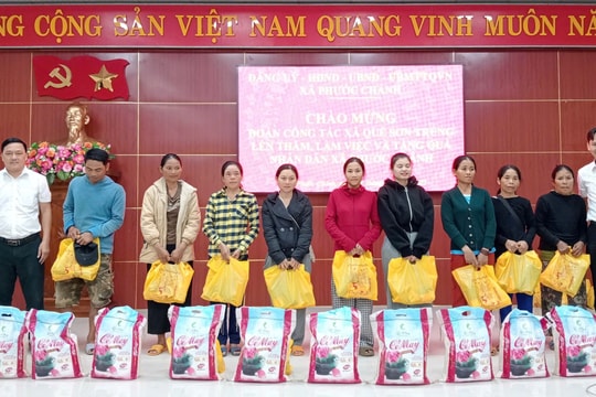 Xã Quế Sơn Trung tặng nhiều phần quà cho người dân xã Phước Chánh kết nghĩa