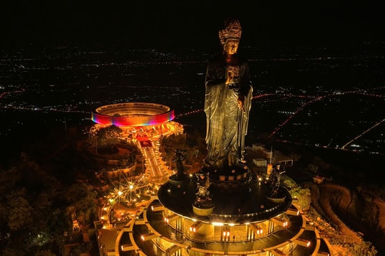 Núi Bà Đen: Chiêm bái tôn tượng Đức Phật Câu Na Hàm Mâu Ni dát vàng 24k