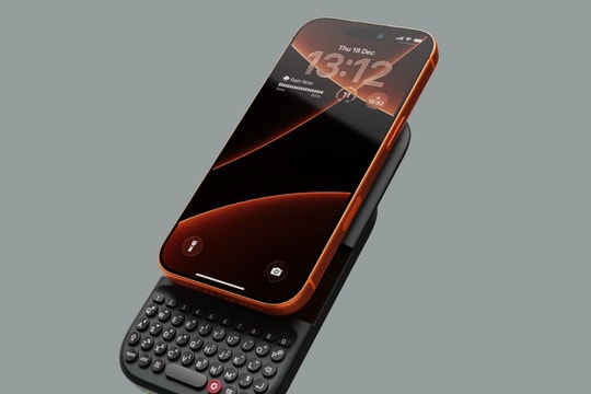 Clicks Power Keyboard: Phụ kiện biến mọi smartphone thành BlackBerry tích hợp sạc dự phòng