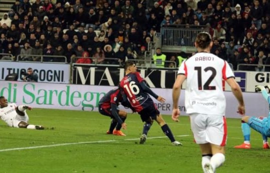Rafael Leao tỏa sáng, AC Milan hạ Cagliari 1-0 để vươn lên dẫn đầu Serie A