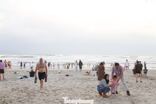 Đà Nẵng: Trải nghiệm lướt sóng và tắm biển sôi động dịp đầu năm mới 2026