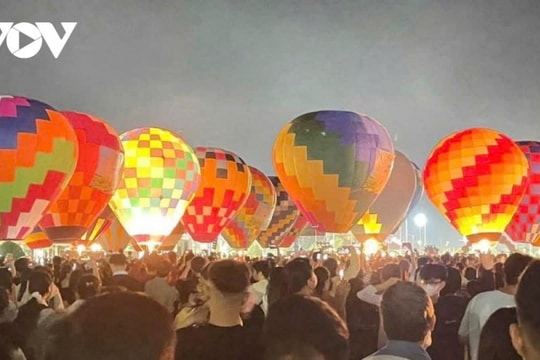 Sa Đéc: Chiêm ngưỡng bầu trời khinh khí cầu rực rỡ bên làng hoa nghìn sắc