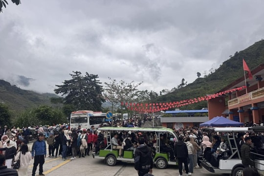 Hà Giang quá tải dịp nghỉ lễ: Nhiều du khách bỏ cuộc tại Lũng Cú và sông Nho Quế