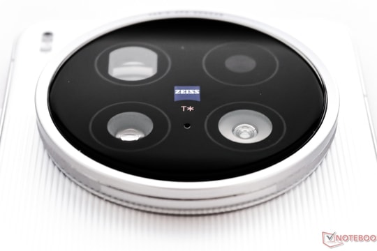 Vivo X300 Ultra lộ tin đồn sở hữu công nghệ zoom liên tục vượt mặt Xiaomi 17 Ultra