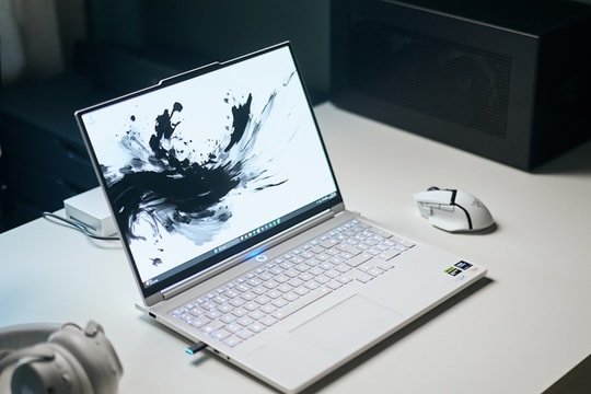 Lenovo Legion 7i giảm mạnh 570 USD: Laptop gaming RTX 5060 kèm màn hình OLED 2.5K