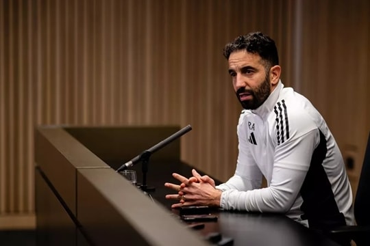 Ruben Amorim đơn độc xoay xở giữa cuộc khủng hoảng nhân sự tại Man United