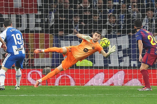 Joan Garcia rực sáng giúp Barcelona đánh bại Espanyol 2-0 trong ngày trở lại RCDE Stadium đầy áp lực