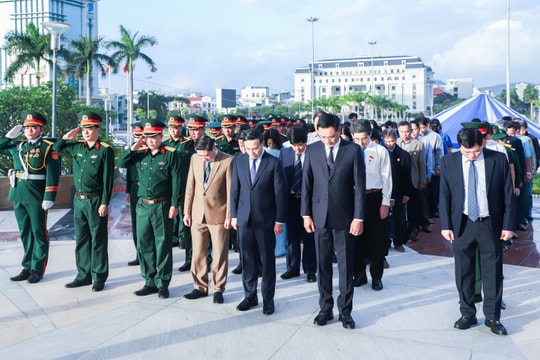Lãnh đạo thành phố Đà Nẵng dâng hương tưởng niệm các anh hùng liệt sĩ