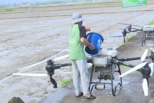 Ứng dụng máy bay không người lái trong phun thuốc bảo vệ thực vật