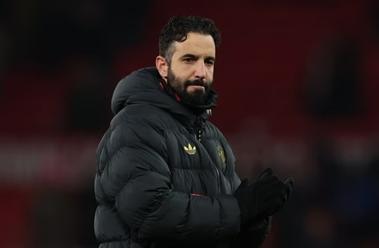 Manchester United sa thải Ruben Amorim sau bê bối 'vạch áo cho người xem lưng'