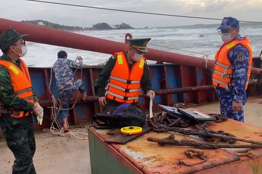 Vùng Cảnh sát biển 2 kiểm tra, xác minh tàu cá Trung Quốc trôi dạt, mắc cạn tại vùng biển Quảng Ngãi