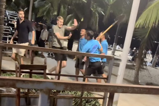 Nha Trang: Xử lý vụ nhân viên quán bar cầm xẻng đe dọa du khách nước ngoài