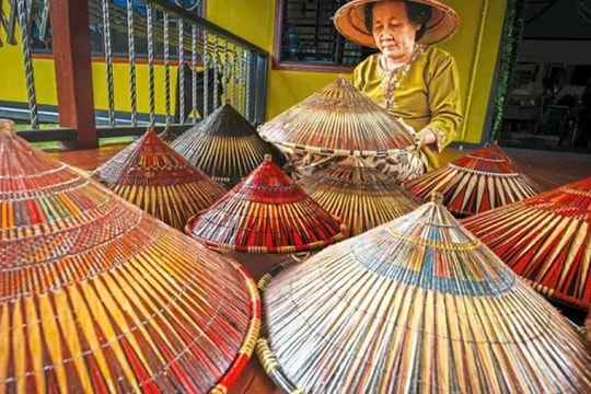 Nghệ nhân Malaysia gìn giữ nghề nón lá truyền thống