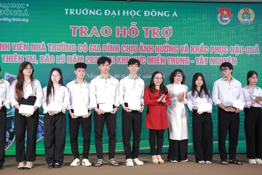 Đại học Đông Á trao 300 triệu đồng hỗ trợ sinh viên vùng thiên tai