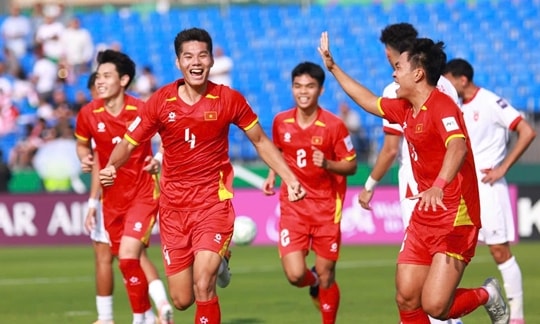 U23 Việt Nam thắng Jordan 2-0: Chủ tịch VFF Trần Quốc Tuấn chúc mừng tại phòng thay đồ