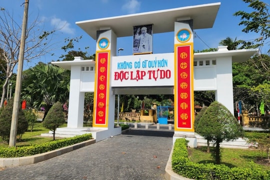 Côn Đảo: Cung đường phượt xe máy ngắm hoa anh đào và săn máy bay tại Bãi Đầm Trầu