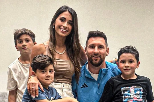 Chơi bóng trong nhà