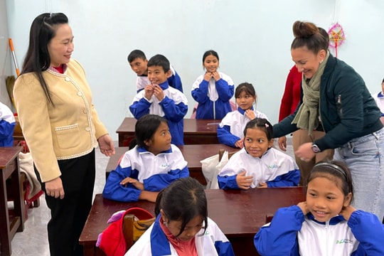 Tặng 865 áo ấm cho học sinh xã Trà Giáp