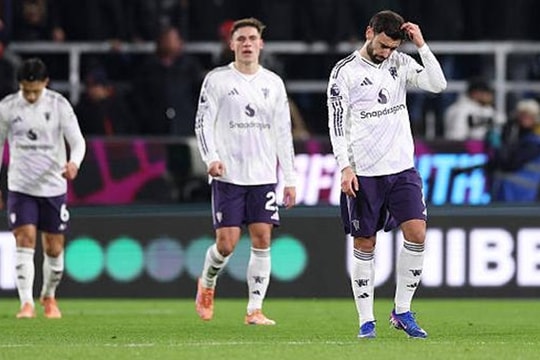 Manchester United bị Burnley cầm hòa 2-2 dù tung ra 30 cú dứt điểm tại Turf Moor