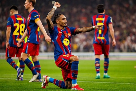 Raphinha rực sáng giúp Barcelona đè bẹp Athletic Club 5-0 để vào chung kết Siêu cúp