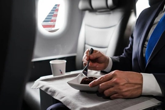 United Airlines xin lỗi vì suất ăn hạng nhất bị ví như thịt in 3D kém chất lượng