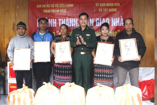 Bàn giao 5 căn nhà “Chiến dịch Quang Trung” cho người dân xã Tây Giang