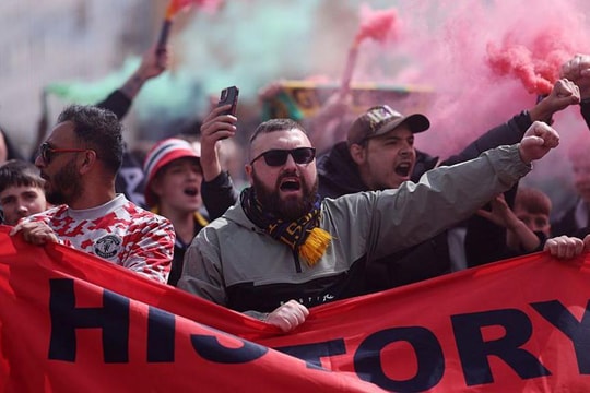 Man Utd tăng giá vé hơn 50%: Khi Old Trafford dần trở nên xa lạ với những người con Manchester