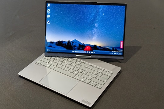 Lenovo ra mắt ThinkBook Plus Gen 7: Laptop màn hình tự xoay theo người dùng tại CES 2026