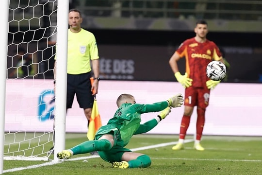 Lucas Chevalier rực sáng trong loạt luân lưu giúp PSG giành Siêu cúp Pháp