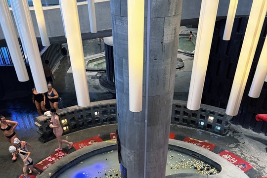 Cáp Nhĩ Tân: Trải nghiệm tắm trong nồi lẩu khổng lồ gây sốt mạng xã hội