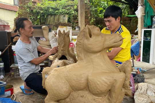 Làng gốm Thanh Hà vào mùa làm linh vật ngựa