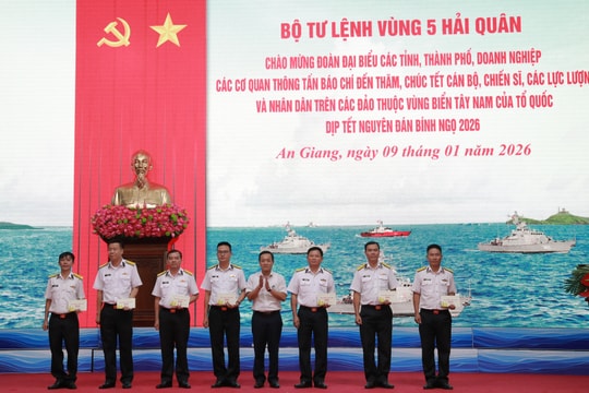 Hơn 200 đại biểu, phóng viên báo chí thăm, chúc tết quân và dân các đảo thuộc vùng biển Tây Nam