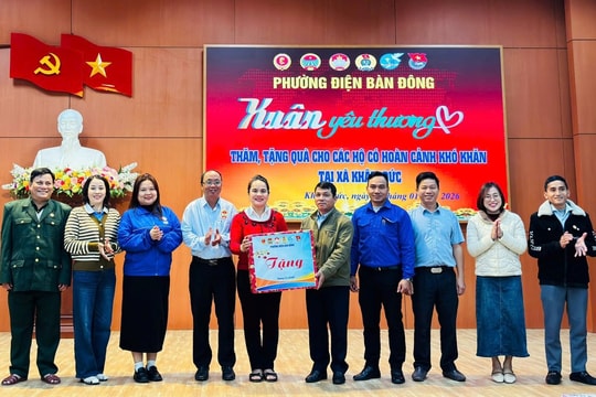 Mặt trận phường Điện Bàn Đông tặng quà gần 150 triệu đồng cho người dân xã Khâm Đức kết nghĩa