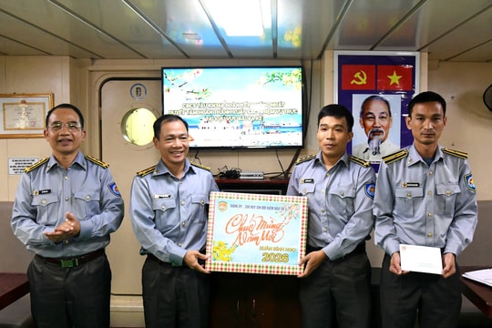 Tàu kiểm ngư lên đường làm nhiệm vụ giữ biển dịp Tết
