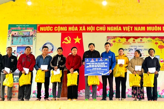 Tặng 100 suất quà cho người dân khó khăn xã Phước Trà