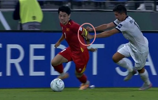 U23 Việt Nam hạ Kyrgyzstan 2-1: Đình Bắc đáp trả đanh thép sau sự cố bị giật băng thủ quân