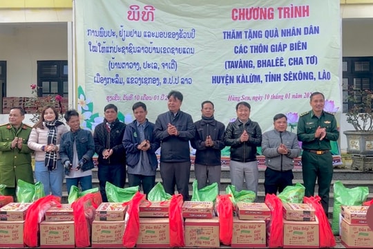 Xã Hùng Sơn tặng quà cho người dân huyện Kà Lừm, tỉnh Sê Kông (Lào)