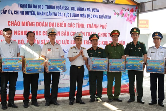 Bộ Tư lệnh Vùng 5 Hải quân tặng quà quân, dân trên đảo Thổ Chu