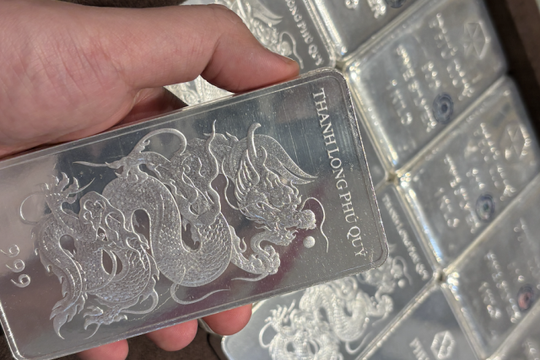 Cập nhật 08:15 sáng 11/01/2026: Giá vàng đi ngang 0 đồng, SJC duy trì ngưỡng 159,8 triệu đồng