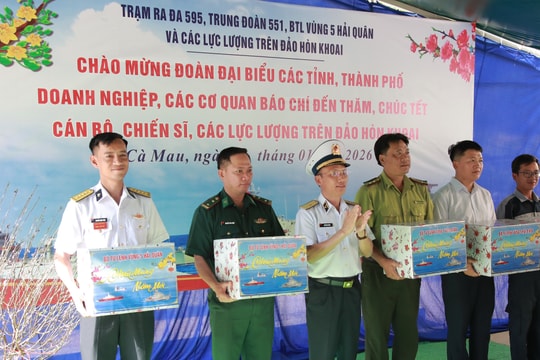 Bộ Tư lệnh Vùng 5 Hải quân thăm, tặng quà các lực lượng trên đảo Hòn Khoai