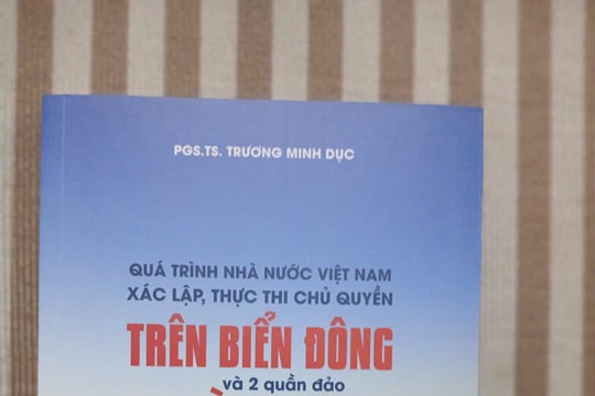 “Biển Đông vạn dặm giang tay giữ”
