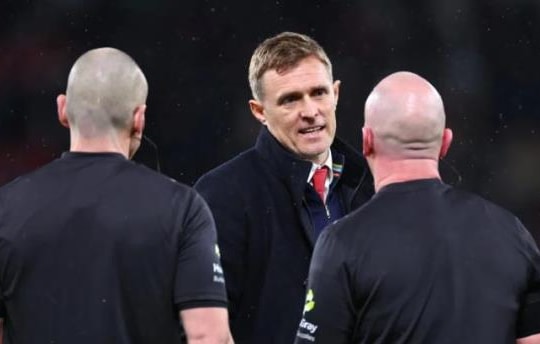 Darren Fletcher nhận thẻ vàng vì phản ứng trọng tài: Thay đổi bước ngoặt tại Man Utd